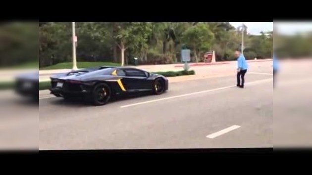 Un hombre indignado lanza una piedra a un Lamborghini Aventador