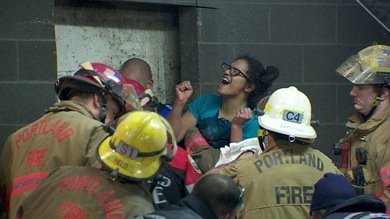 Fotos: Rescatan a una mujer atrapada entre dos edificios