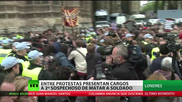 Presentan cargos en medio de protestas al segundo sospechoso de matar a ...
