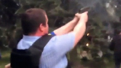 INDIGNANTES IMÁGENES: Radical dispara contra los atrapados en el edificio en llamas en Odesa