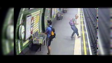 Destino final: un cochecito con un bebé se precipta a las vías del metro