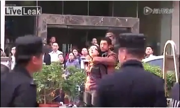 Un policía encubierto rescata un rehén al pitido de un silbato