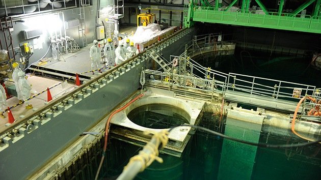 Extraen peligrosas barras de combustible de la accidentada central nuclear de Fukushima