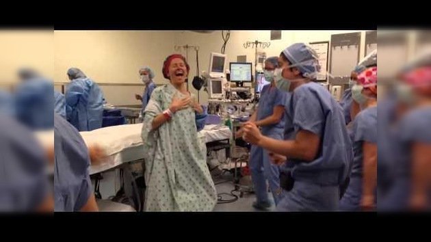 Una mujer baila en el quirófano minutos antes de someterse a una doble mastectomía