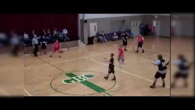 Un chico salva a su equipo de baloncesto anotando un triple sin mirar