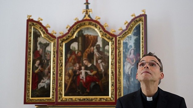 Un obispo 'de lujo': se gasta 31 millones en su residencia y siempre vuela en business