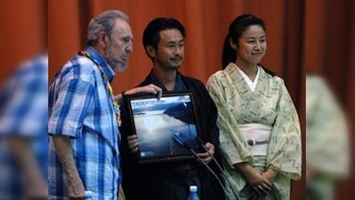 Pacifistas nipones discuten posible guerra nuclear con Fidel Castro