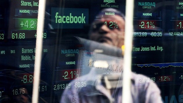 Las acciones de Facebook siguen cayendo en la bolsa