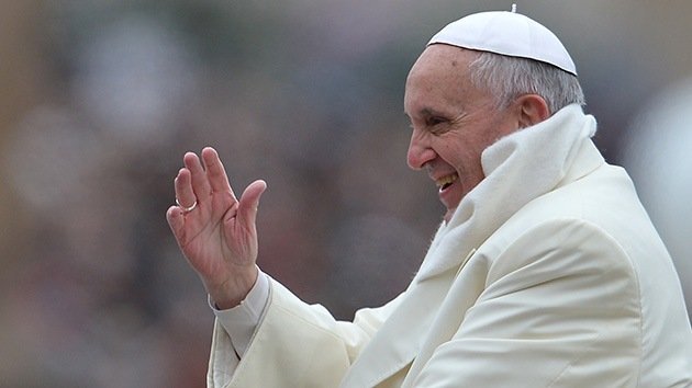 ¿El papa Francisco sale de incógnito por las noches para ayudar a los pobres?