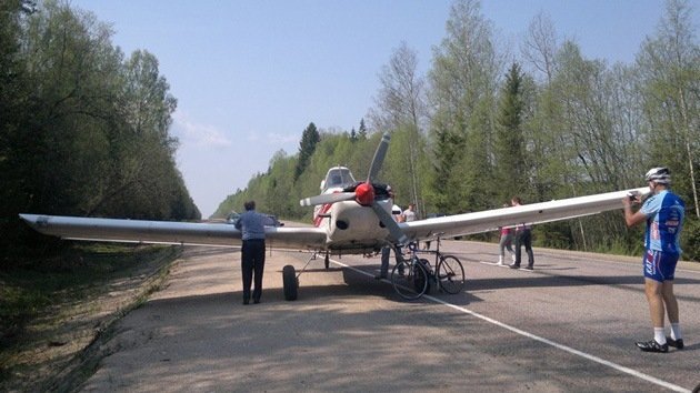 Fotos: Una avioneta aterriza sobre una carretera en Rusia