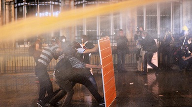 Turquía intoxica al pueblo: La Policía dispersa las protestas con agua y productos químicos