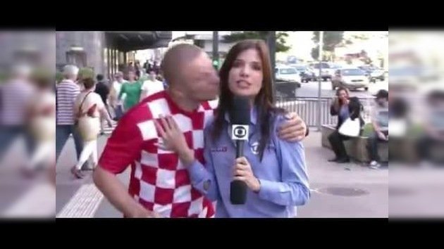 Hincha del equipo de Croacia besa a una reportera en vivo