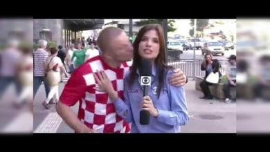 Hincha del equipo de Croacia besa a una reportera en vivo