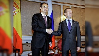 El presidente ruso se reúne con Zapatero en Washington. Le espera en Moscú