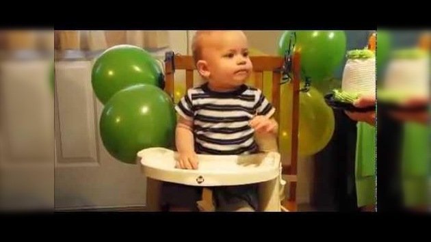 Divertida reacción de un bebe al ver la tarta de su primer cumpleaños