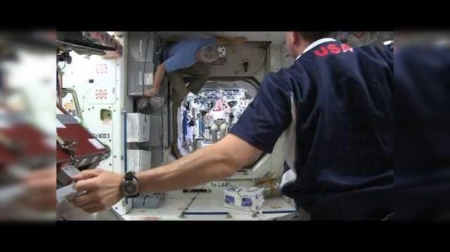 Cosmonautas de la EEI hacen la chilena y otros trucos en gravedad cero
