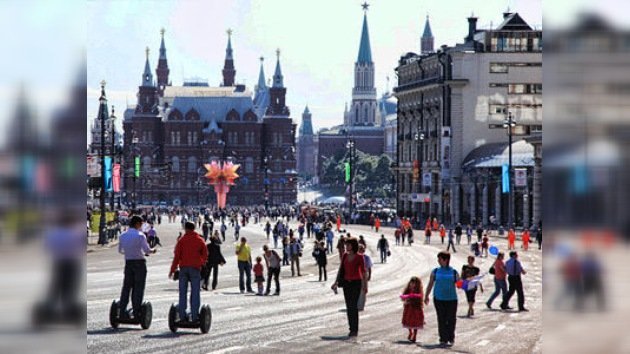  Moscú celebra su 864º aniversario con orquestas, espectáculos láser y un 'hombre-araña'