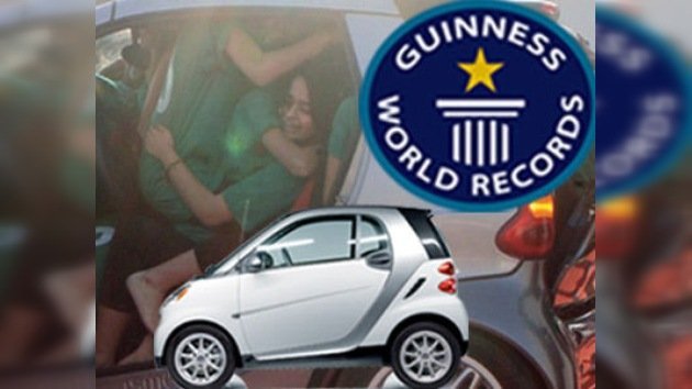 Como sardinas en un ... Smart: nuevo récord Guinness pakistaní