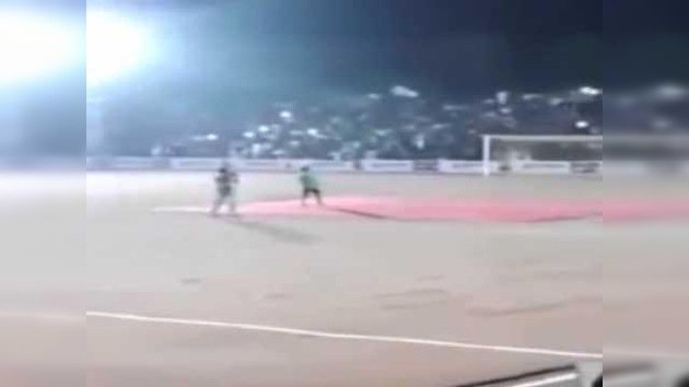 Momento en el que una tribuna repleta de gente colapsa en un estadio en la India