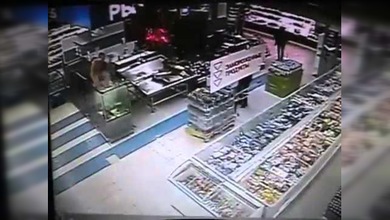 Un hombre salta desnudo en un acuario de un supermercado en Ucrania