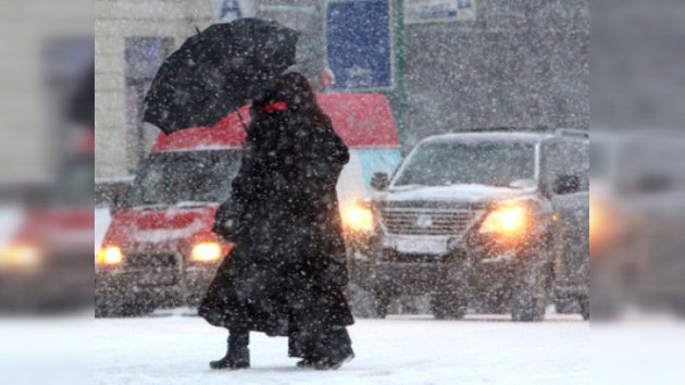 La fuerte nevada paralizó el tráfico de Moscú