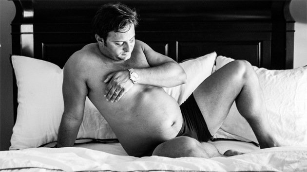 La sesión de fotos de un hombre 'embarazado' se vuelve viral en Internet