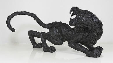 Arte sobre ruedas: Esculturas de criaturas mitológicas con neumáticos usados