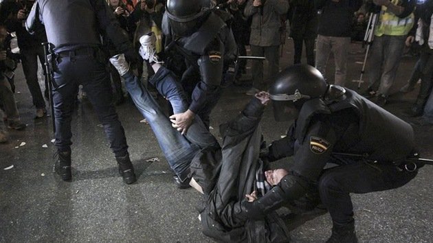 Video exclusivo: Cámaras de RT se cuelan en los disturbios en España
