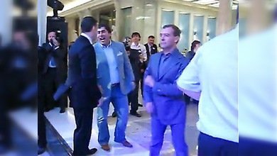 Video de Dmitri Medvédev bailando con sus amigos anima a usuarios de internet