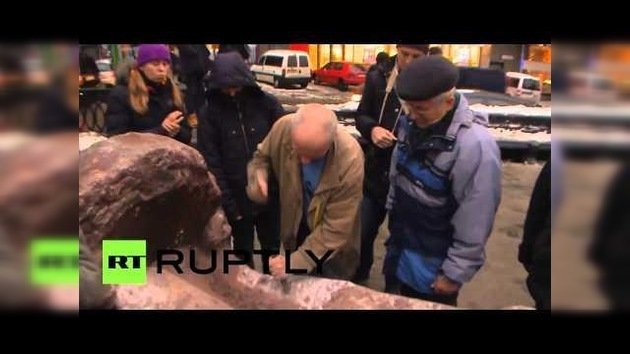 Ucrania: Vándalos a golpe de martillo sacan pedazos de la estatua de Lenin en Kiev