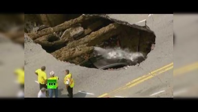 La tierra se traga un coche en medio de la carretera