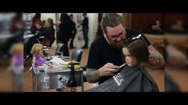Niña de tres años conmueve al mundo al donar su pelo a los niños con cáncer