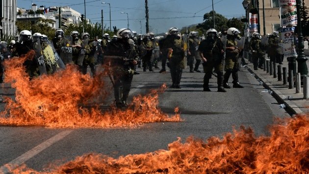 Atenas en llamas: choques entre policías y manifestantes en la capital de Grecia