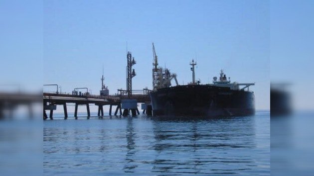 Un buque petrolero con 23 rusos a bordo, secuestrado por piratas somalíes 