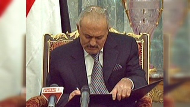 El presidente de Yemen, Alí Abdalá Saleh, firma su renuncia al cargo