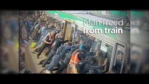 Pasajeros inclinan vagón de tren para liberar a un hombre atrapado