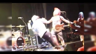 Sube a saludar a su banda favorita y termina golpeado por el vocalista
