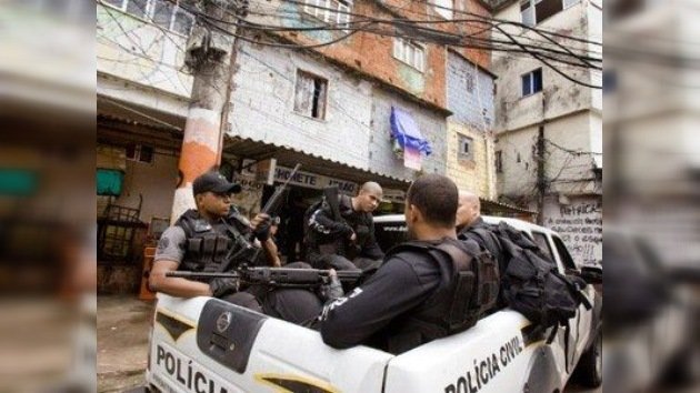 Policía brasileña arremete contra una favela en medio de barricadas y fuego
