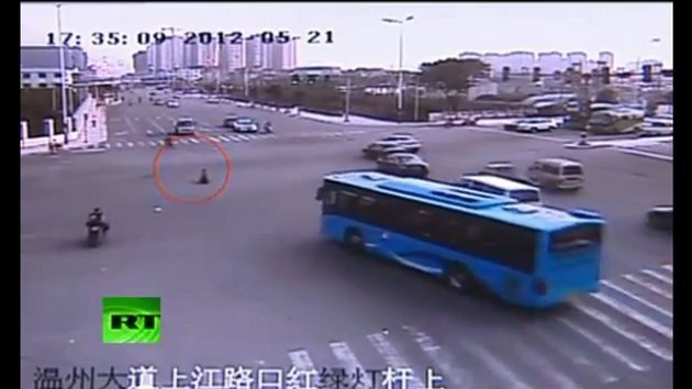 Video: un niño chino perdido en medio del tráfico