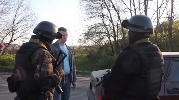 Taxista se enfrenta a soldados ucranianos: "¿A quién defienden aquí?"