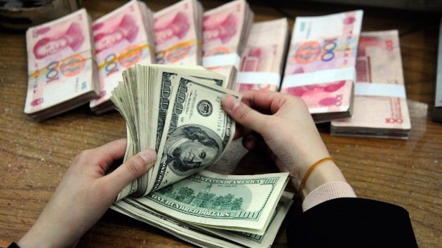 Moda de los ricos chinos: publicar fotos de dinero en la Red