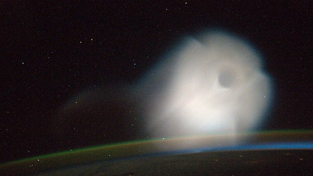 Fotos: Los astronautas de la EEI captan una extraña nube de gas