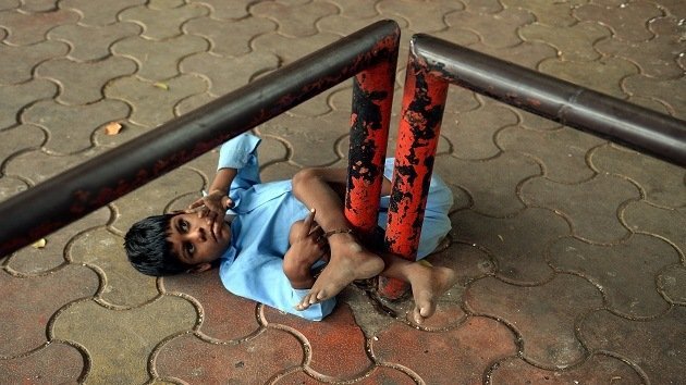 Abuela india ataba a su nieto discapacitado a una parada de autobús para cuidarlo