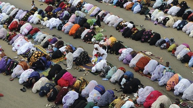 Los musulmanes celebran el Eid al Fitr, el final del ayuno