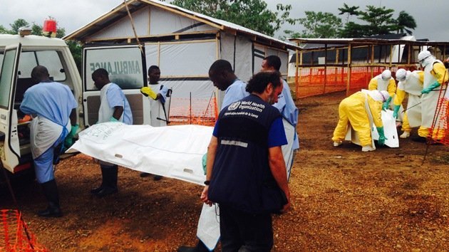 Familiares de los muertos por ébola echan los cadáveres a las calles para no infectarse