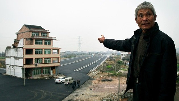 China: Una casa se queda en medio de una autopista