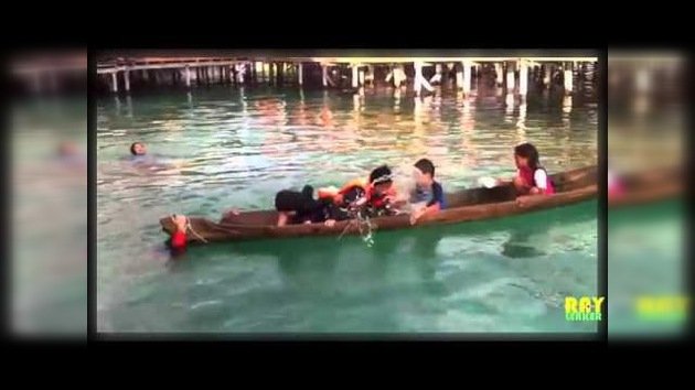 Niña malasia saca a flote una canoa ‘sin manos’