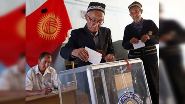 La mayoría de los votantes kirguises se pronuncia por la nueva Constitución