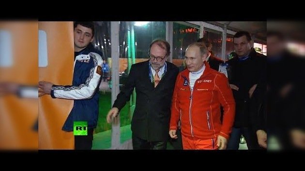 Putin abraza a una atleta gay, habla en alemán y bebe cerveza en Sochi