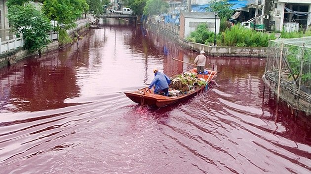 Fotos: Las aguas del río Yangtsé se tiñen de escarlata